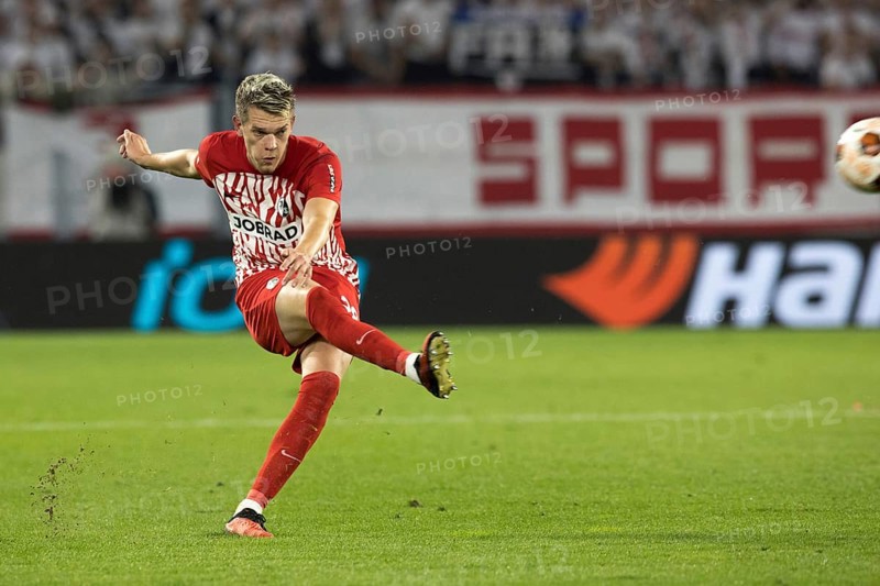 Matthias GINTER SC Freiburg with a well-aimed shot