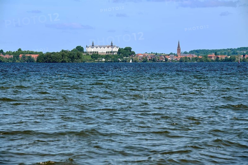 Plöner See, behind it Plön Castle, Holsteinische Schweiz, Schleswig-Holstein, Germany, Europe