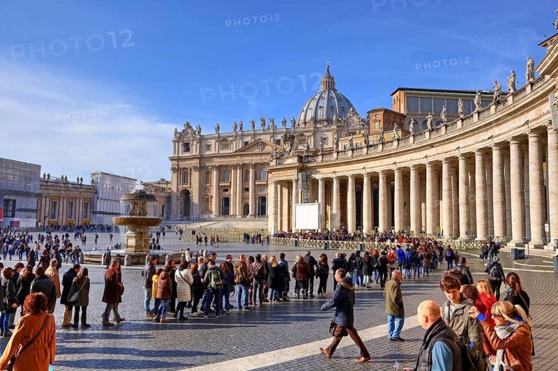 Tourists in line, St. Peter's Basilica, St. Peter's Square, Vatican, Rome, Lazio, San Pietro Basilica, waiting, queue, Italy, Europe