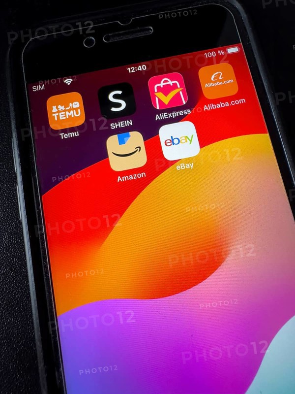 App symbols from above Chinese online retailers Online trade from China TEMU SHEIN ALIExpress Alibaba.com, below US-American US corporations Amazon and online platform Online platform ebay from USA on smartphone, international