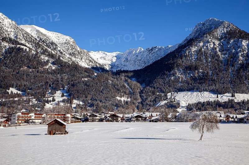 Winter landscape, snowy landscape, view of Oberstdorf, behind Nebelhorn and Schattenberg, Oberallgäu, Allgäu, Bavaria, Germany, Europe