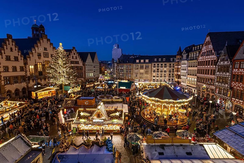 The lights of Frankfurt's Christmas market shine in the evening., Römerberg, Frankfurt am Main, Hesse, Germany, Europe