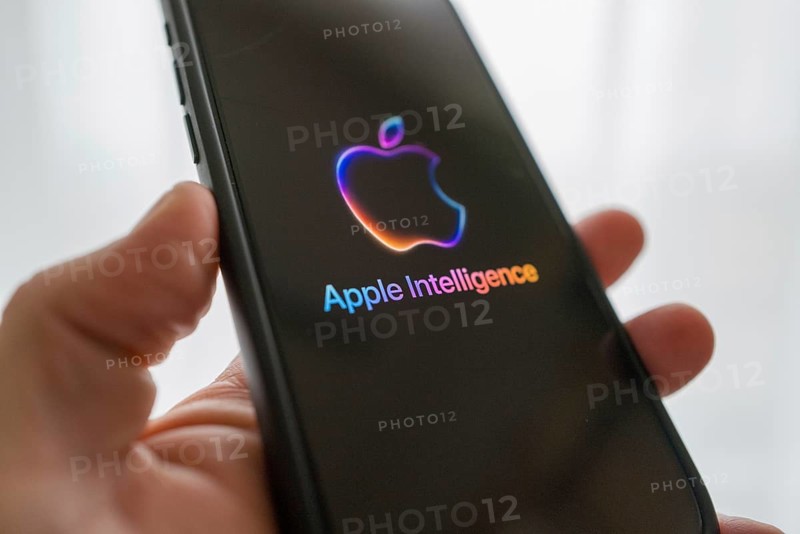Hand holding iPhone with Apple logo and the text 'Apple Intelligence', bright and modern illustration, symbolic image of artificial intelligence