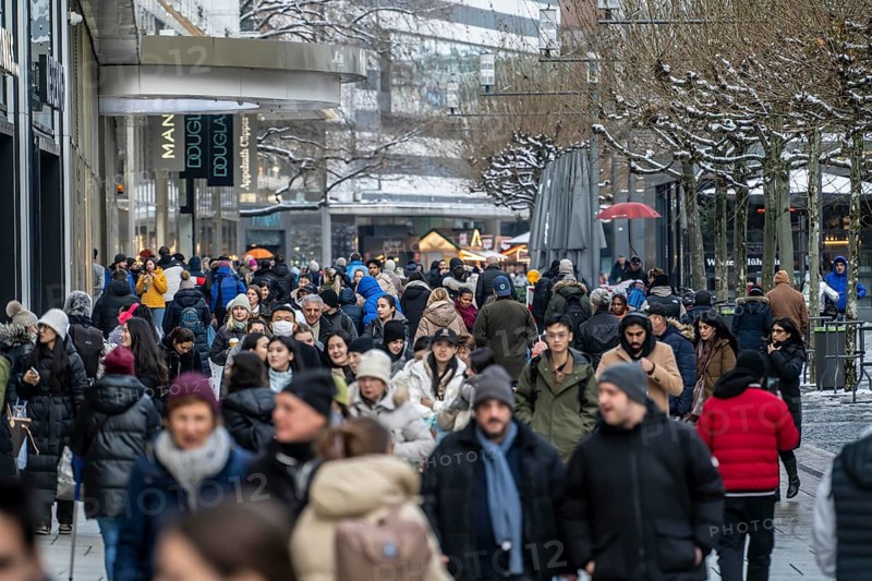 Shopping street Zeil, pedestrian zone, winter weather, people shopping, Frankfurt am Main, Hesse, Germany, Europe