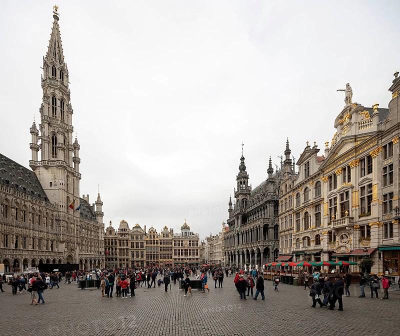 Brussels, Bruxelles, Grand Place, Grote Markt, view from south-east, on the left the town hall, on the right the Maison du Roi