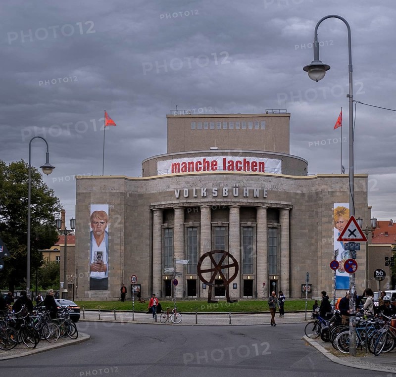 Germany, Berlin, 15.09.2024, Volksbühne, Rosa-Luxemburg-Platz, mache lachen..., Europe