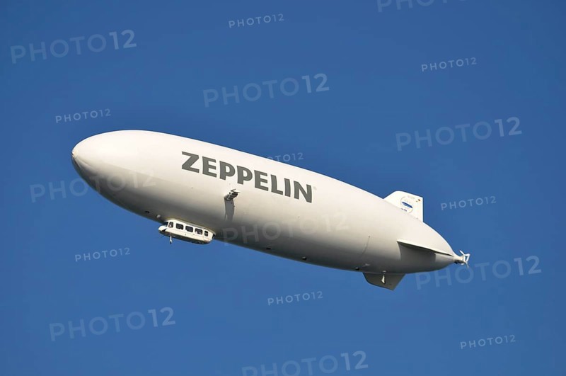On Lake Constance, Zeppelin in flight