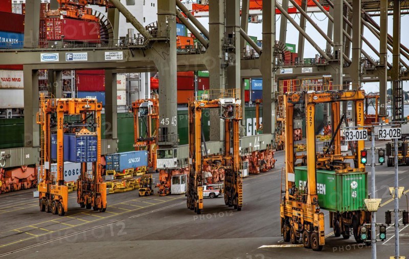 Straddles and Cranes Moving Shipping Containers, Container Shipping Yard, Port of Elizabeth, Newark, New Jersey, USA, North America