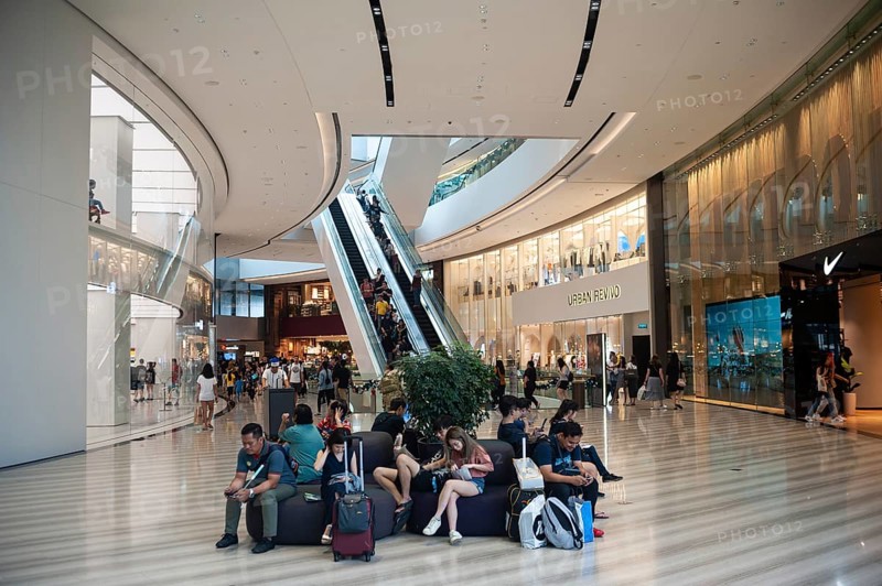06.12.2019, Singapore, Republic of Singapore, Asia, Passengers wait with their luggage in the new Jewel Terminal at Changi Airport, Asia