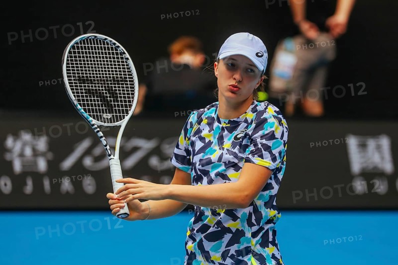 MELBOURNE, AUSTRALIA, JANUARY 15: Iga Swiatek practices ahead of the 2022 Australian Open at Melbourne Park on January 15, 2022 in Melbourne, Australia, Oceania