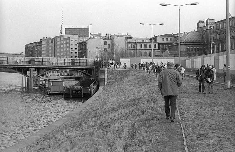 GDR, Berlin, 23. 02. 1990, Wall at the Marschall Bridge, Reichstag Embankment