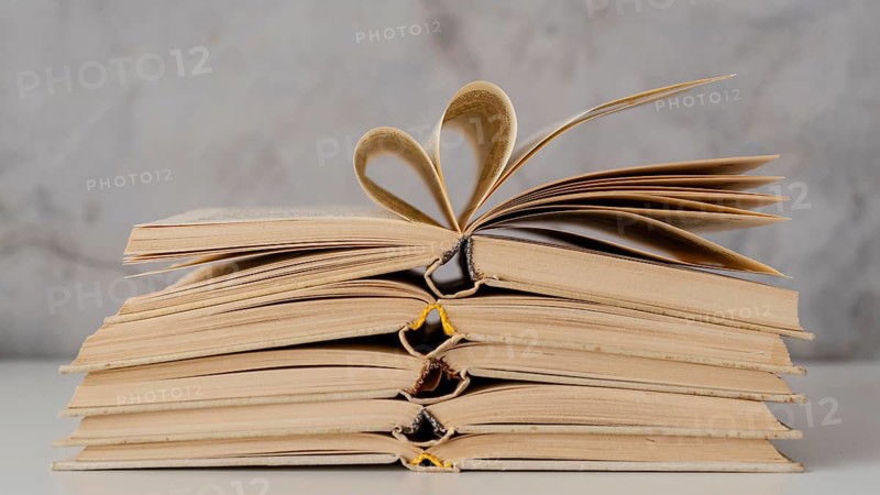 Arrangement with open books
