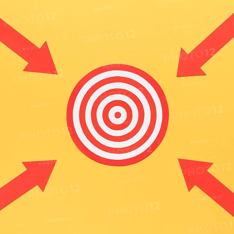 Arrows pointing dartboard