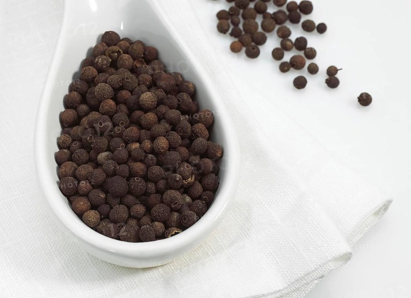 JAMAICA PEPPER AGAINST WHITE BACKGROUND