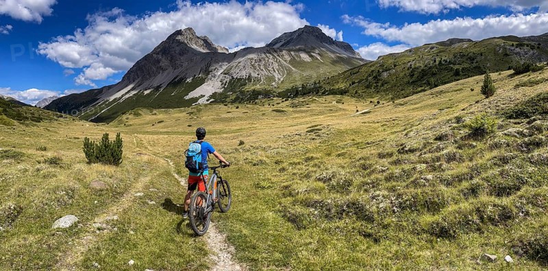 Mountain bikers on the Pass da Costainas with Piz Starlex and Piz Murtera with Foppa da Tamangur mountain basin, view into Val S-charl, Scuol, Lower Engadine, Grisons, Switzerland, Europe