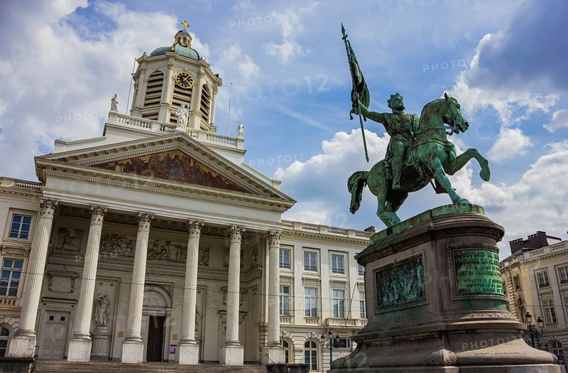 A picture of the Place Royale in Brussels, featuring the Saint Jacques-sur-Coudenberg church and the central statue