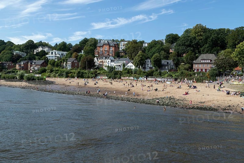 Symbolic picture weather, summer, people bathing in the Elbe at the Elbe beach Oevelgönne, Hamburg, Germany, Europe