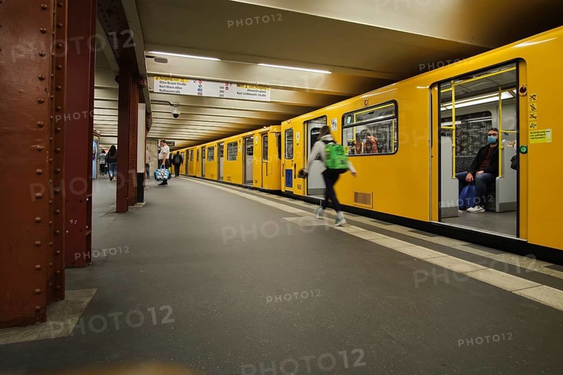 Germany, Berlin, 17. 09. 2020, Alexanderplatz underground station, U2, to Pankow, rushing passengers, Europe