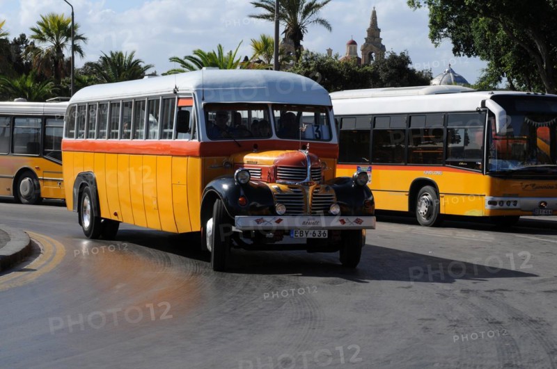 Das veraltete Bus-Transportsystem von Malta muss erneurt und die Chauffeure freundlicher werden. The old bus transport system on the Island of Malta must be modernised and the drivers become more friendly, vintage, retro, old, vintage, retro, old