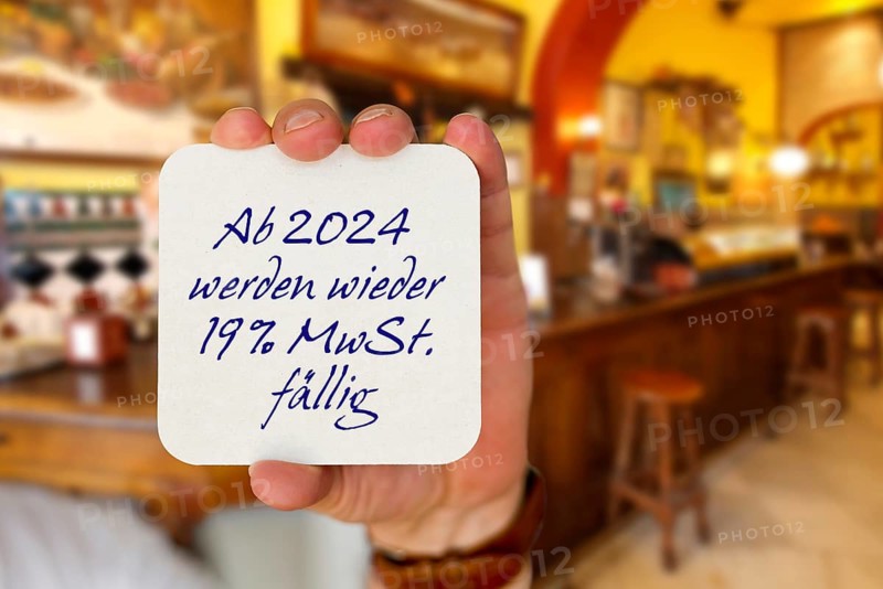 From 2024, 19 per cent VAT will be due again, hand, café