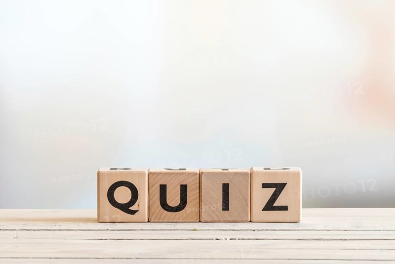 Quiz sign made of wood on a wooden table