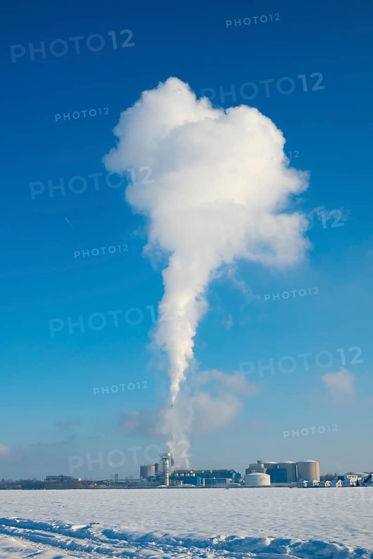 Smoke column or water vapour from the Südzucker factory, production of sugar from sugar beet (Beta vulgaris) at around minus 5 degrees Celsius in winter in Plattling, Bavaria, Germany, Europe