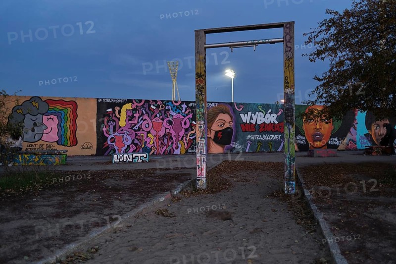 Caribbean Vandals, Germany, Berlin, 28. 10. 2020, Mauerpark, Graffiti Wall, Swing Scaffold, Graffiti Artist Eme Freethinker, Abortion Law for Poland, Europe
