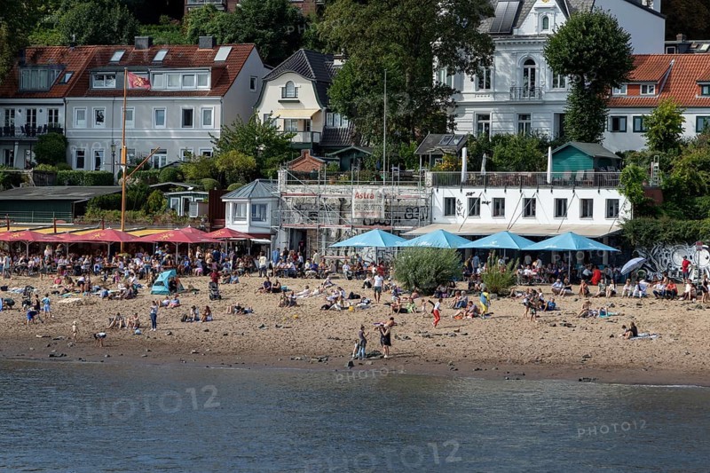 Symbolic picture weather, summer, people bathing in the Elbe in front of the restaurants Strandperle and Ahoi Strandkiosk at the Elbe beach Oevelgönne, Hamburg, Germany, Europe