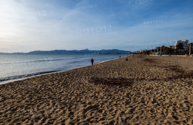 Beach walkers, relaxed evening mood in the low season on the beach Playa Arenal, Playa de Palma, Ballermann zone, Palma de Majorca, Majorca, Balearic Islands, Spain, Europe