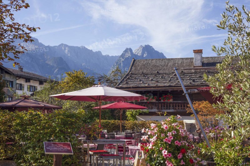 Restaurant and beer garden Fischers Mohrenplatz with Wetterstein range, district Garmisch, Garmisch-Partenkirchen, Werdenfelser Land, Upper Bavaria, Bavaria, Germany, Europe