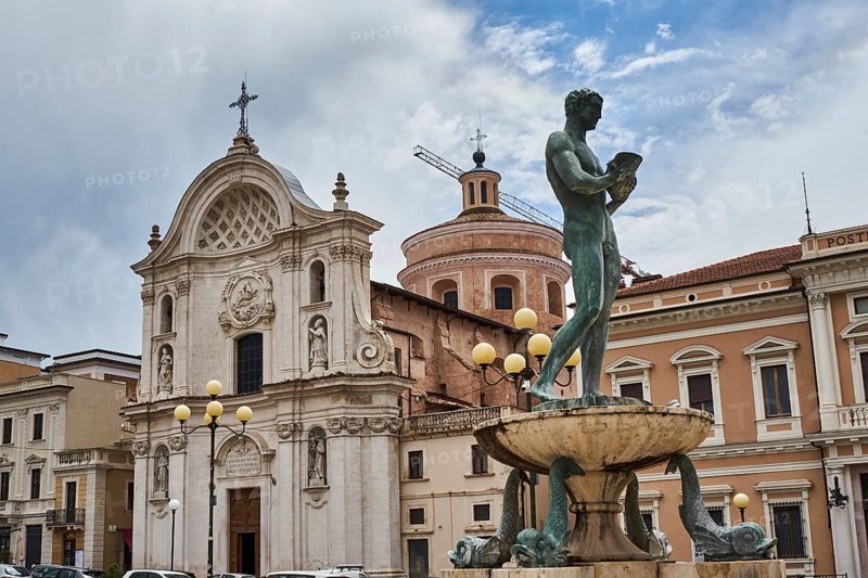 Fountain Fontana Vecchia, behind the church Santa Maria del Suffragio, Anime Sante, Piazza del Duomo, L'Aquila, Abruzzo, Italy, Europe