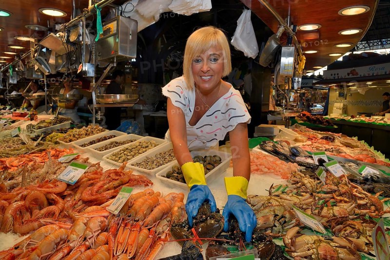 Fishmonger at her stall in the market hall, Mercat de la Boquería, also Mercat de Sant Josep, Barcelona, ??Catalonia, Spain, Europe