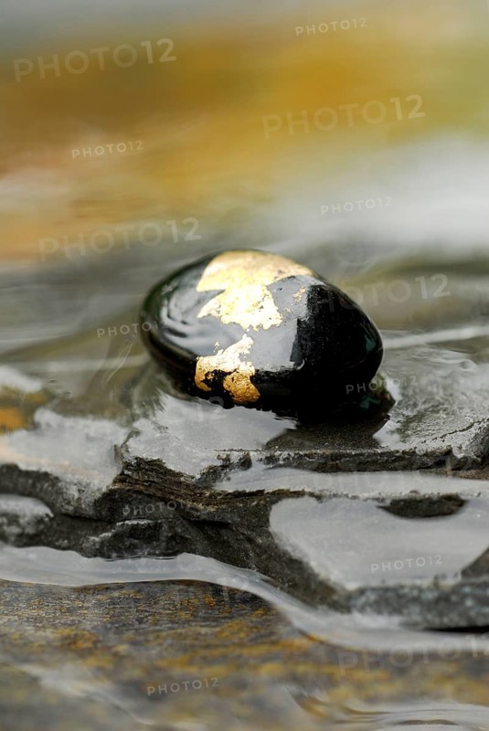 Stone with gold tinsel, decorative stone