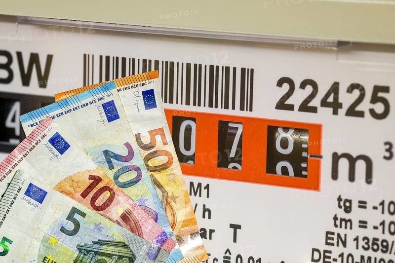 Gas meter, consumption meter, natural gas, rising gas prices, banknotes, Germany, Europe