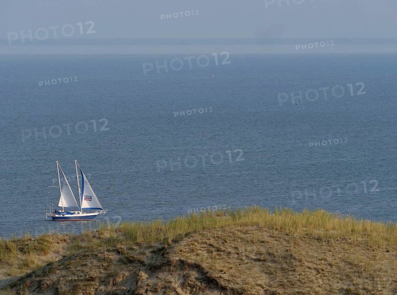 Sailboat in the Curonian Lagoon in front of the Parnidis Dune on the coast of the Curonian Spit, Parnidis Dune, Nida, Curonian Spit, Lithuania, Europe