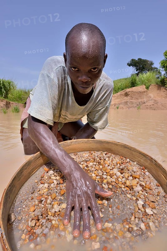Diamond hunter searching for diamonds with a sieve, near Koidu, Koidu-Sefadu, Kono District, Eastern Province, Sierra Leone, Africa