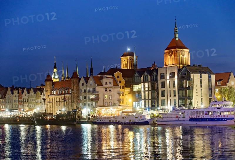 The harbour district on the Motlawa river, Motlawa, in the city centre of Gdansk, illuminated in the evening. Gdansk, Pomerania, Poland, Europe