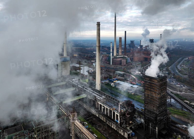 Duisburg, Ruhr area, North Rhine-Westphalia, Germany, ThyssenKrupp Steel Europe in Duisburg-Marxloh, steelworks with coking plant Schwelgern KBS thyssenkrupp Steel. Theme picture: COP28, the United Nations Climate Change Conference 2023, will take place in Dubai from 30 November to 12 December. At the 2015 climate summit in Paris, the international community agreed on the 1.5-degree target to avert a climate catastrophe, Europe