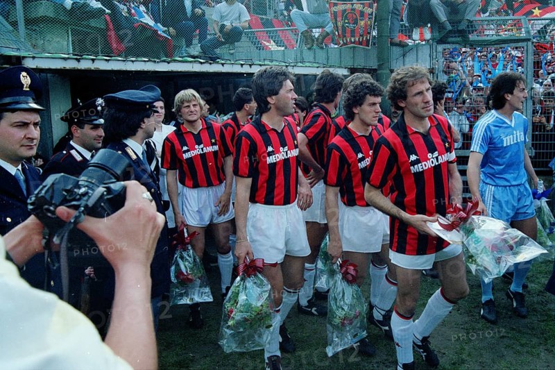 Angelo COLOMBO AC Milan, Mauro TASSOTTI AC Milan hidden, Carlo ANCELLOTTI AC Milan, Paolo MALDINI AC Milan looking from behind, Roberto DONADONI AC Milan and captain Franco BARESI AC Milan, all AC Milan players with bouquets of flowers for the fans, on the left are three policemen and a camera in the hands of a photographer, Sinigaglia football stadium, Como, football match, the 1987/88 AC Milan championship team in front of the decisive match of the championship in Italy, from left to right.l.t.r