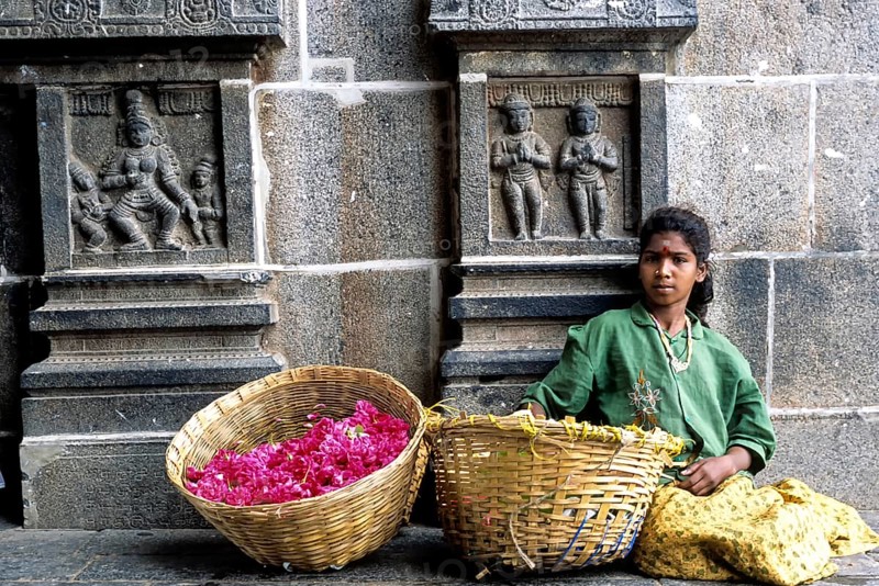 A girl selling flowers passageway of east gopuram in Thillai Nataraja temple in Chidambaram, Tamil Nadu, South India, India, Asia