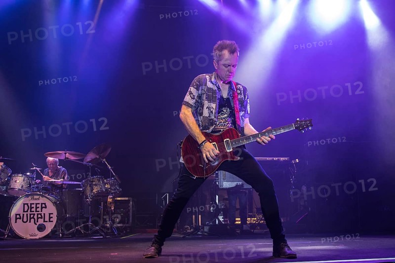 Simon MC BRIDE on lead guitar, Ian PAICE on drums in the background