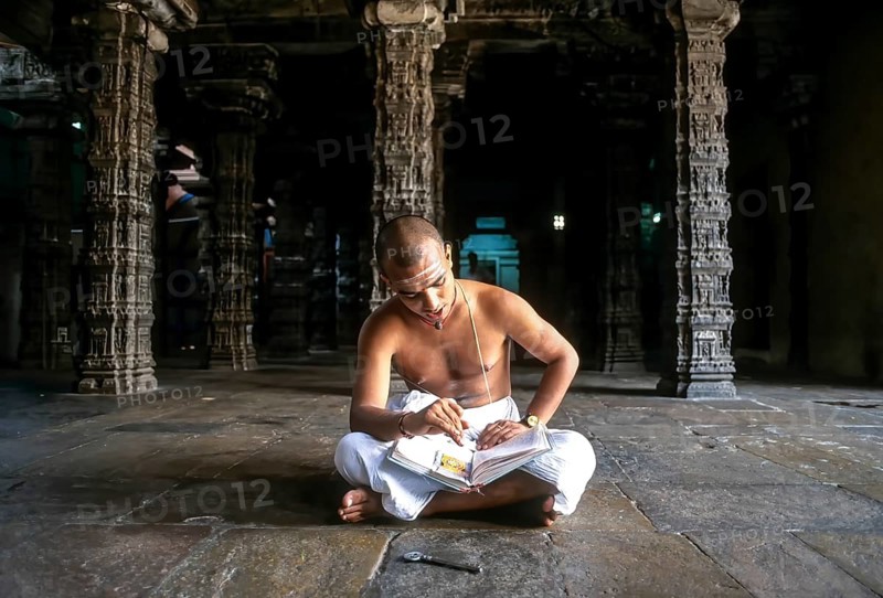 Reciting vedhas in the dancing hall Nrithya Saba in Thillai Nataraja temple in Chidambaram, Tamil Nadu, South India, India, Asia