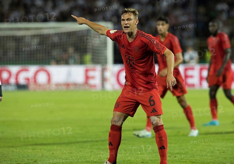 Football match, Joshua KIMMICH FC Bayern Munich shows with his left arm in which direction to go, football stadium Donaustadion, Ulm, Germany, Europe