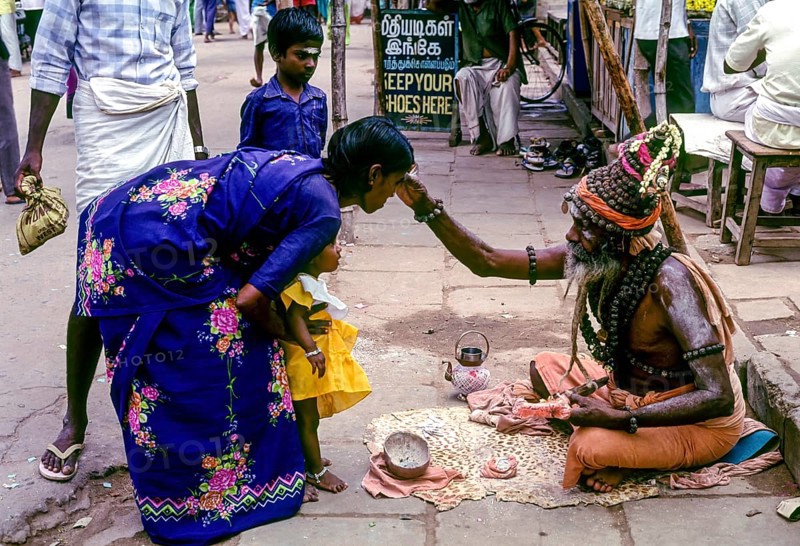 Blessing, a Sadhu sitting in front of Thillai Nataraja temple in Chidambaram, Tamil Nadu, South India, India, Asia