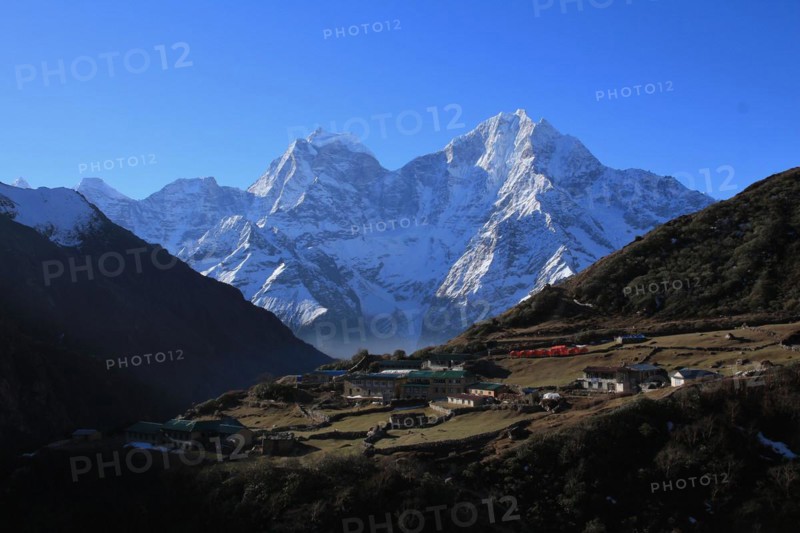 Sunrise in Dhole, view of Thamserku and Kangtega