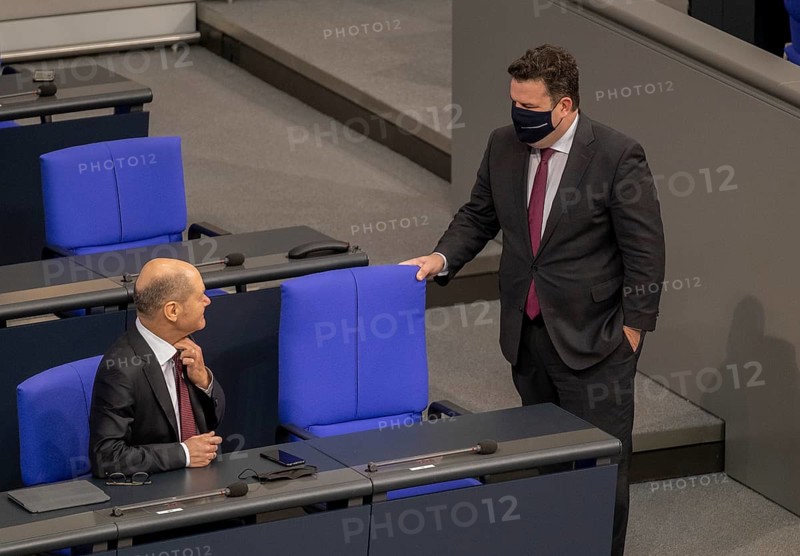 Germany, Berlin, 18. 12. 2020, Olaf Scholz, Vice Chancellor and Minister of Finance (SPD), Wolfgang-Hubertus Heil, Federal Minister of Labour and Social Affairs, SPD (r.), Reichstag building, Europe