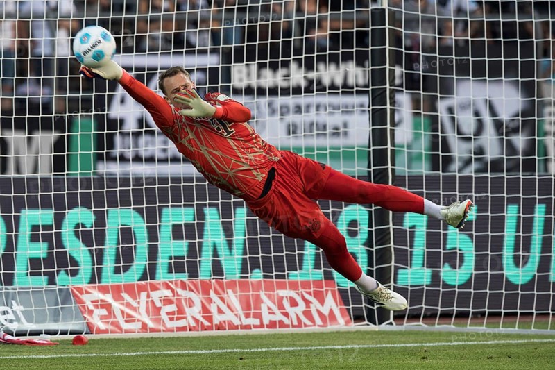 Football match, captain and goalkeeper Manuel NEUER FC Bayern Munich warming up in front of the match and flying to the left with a parade, Donaustadion football stadium, Ulm, Germany, Europe