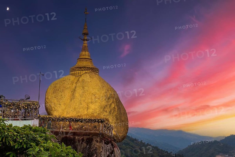 Kyaikhtiyo pagoda on a cloudy day