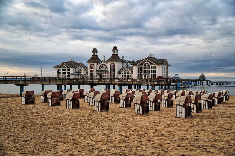 Empty beach chairs in front of the pier Sellin at dusk, long exposure, Baltic resort Sellin, Insel Rügen, Mecklenburg-Vorpommern, Germany, Europe