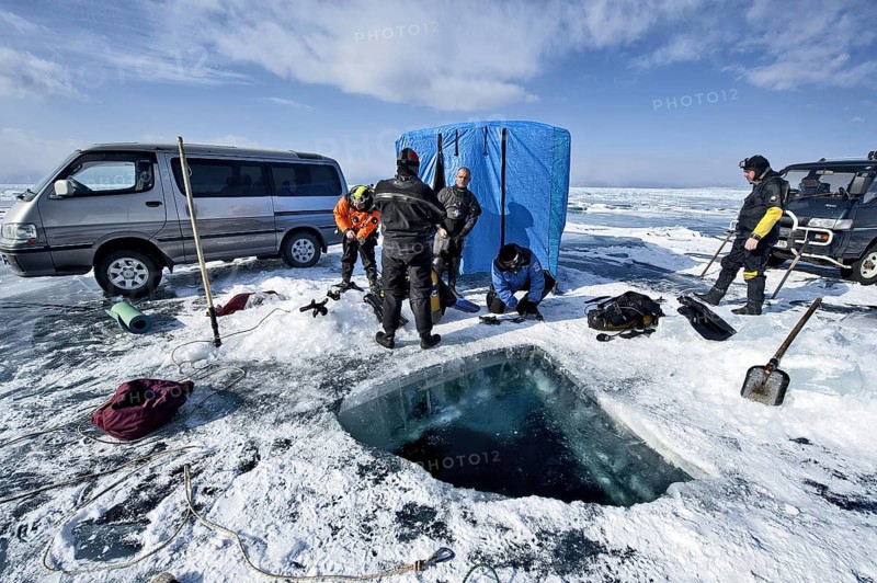 Scuba divers, Lake Baikal, Olkhon Island, Pribaikalsky National Park, Irkutsk Province, Siberia, Russia, Europe